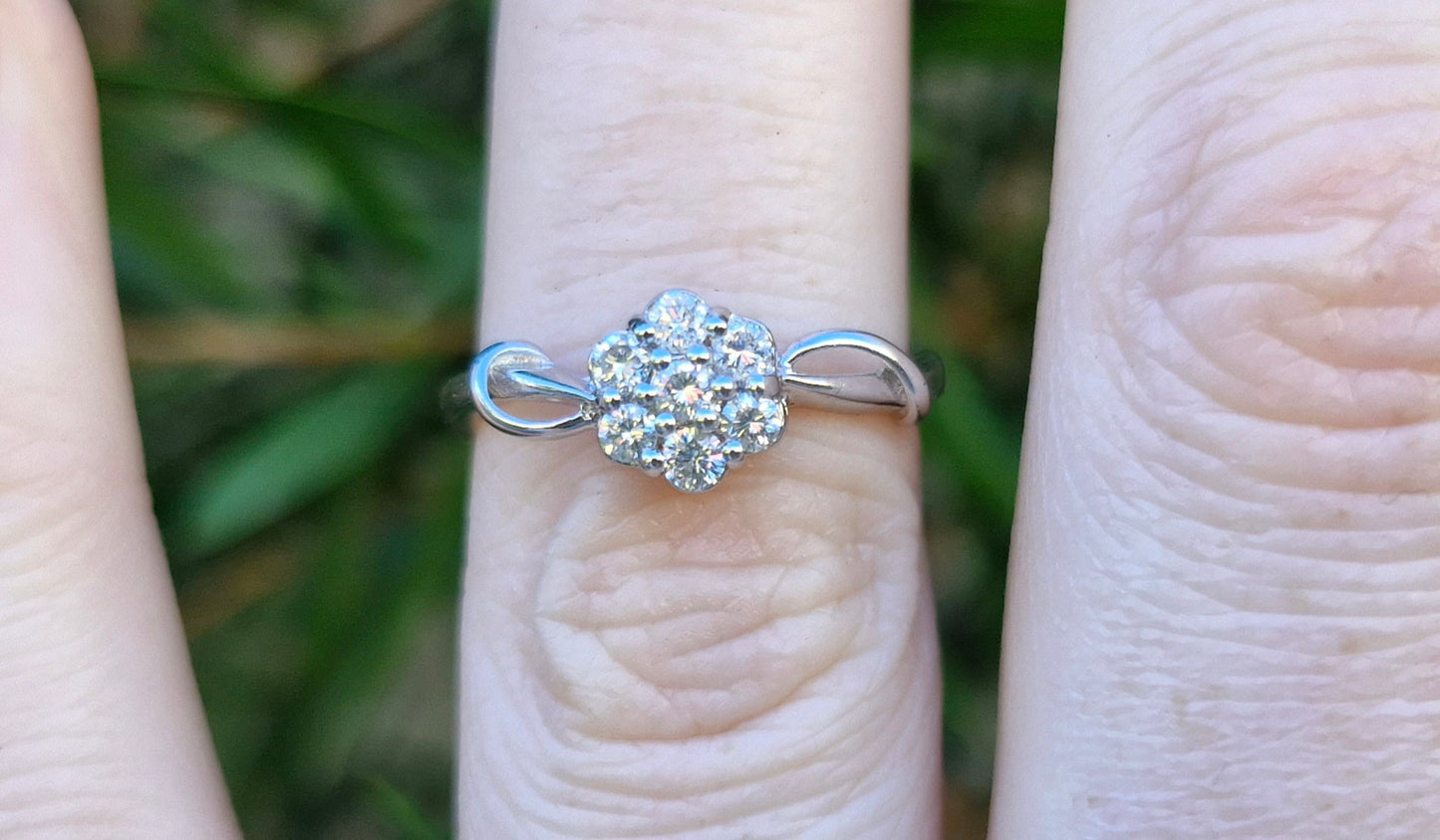 18ct White Gold, Diamond Daisy Ring - Size M 1/2