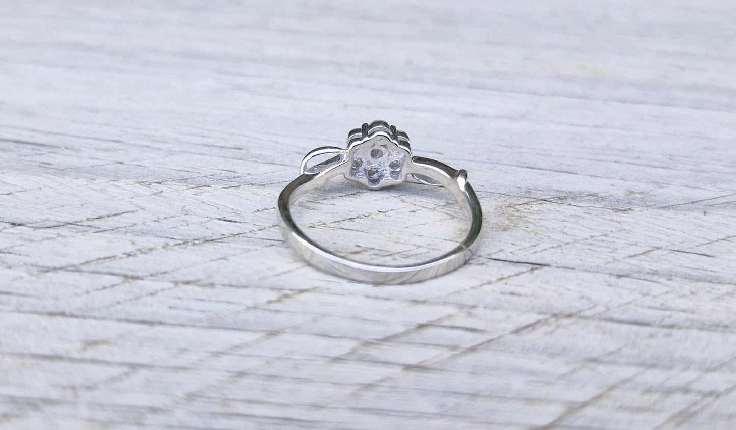 18ct White Gold, Diamond Daisy Ring - Size M 1/2