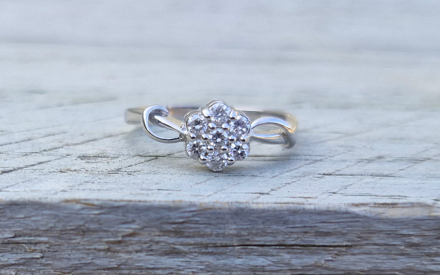 18ct White Gold, Diamond Daisy Ring - Size M 1/2