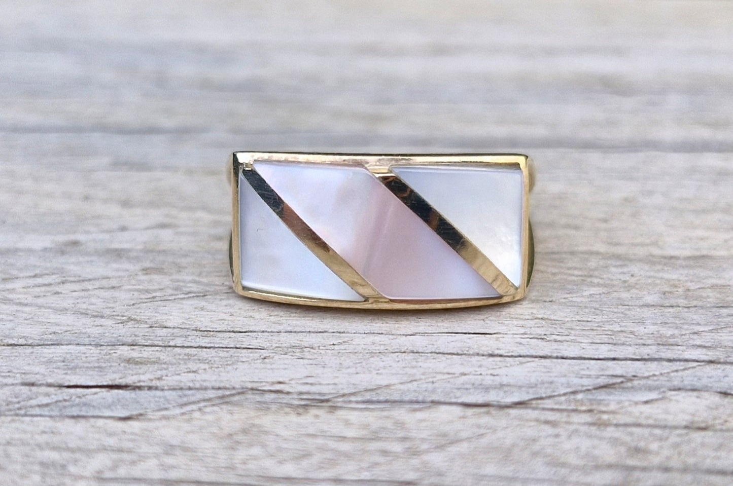 Modern 9ct Gold Ring, Mother of Pearl - Size P