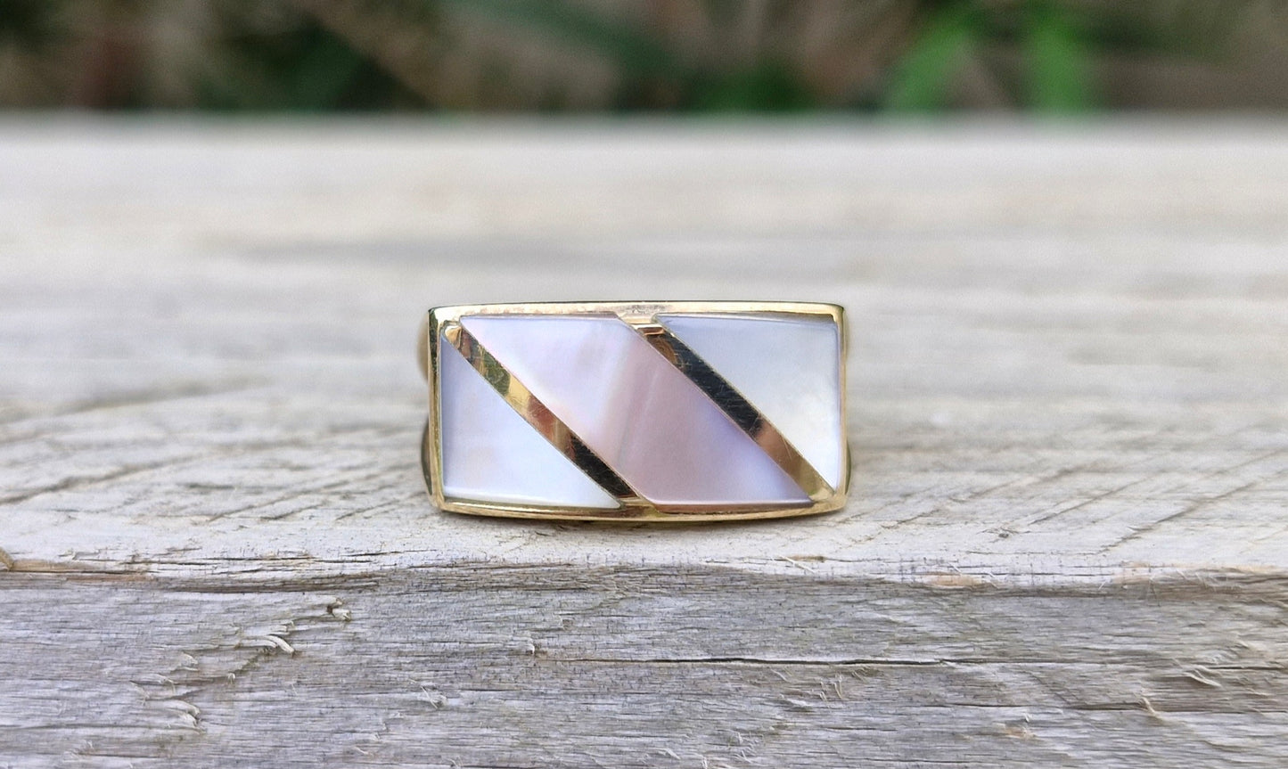 Modern 9ct Gold Ring, Mother of Pearl - Size P