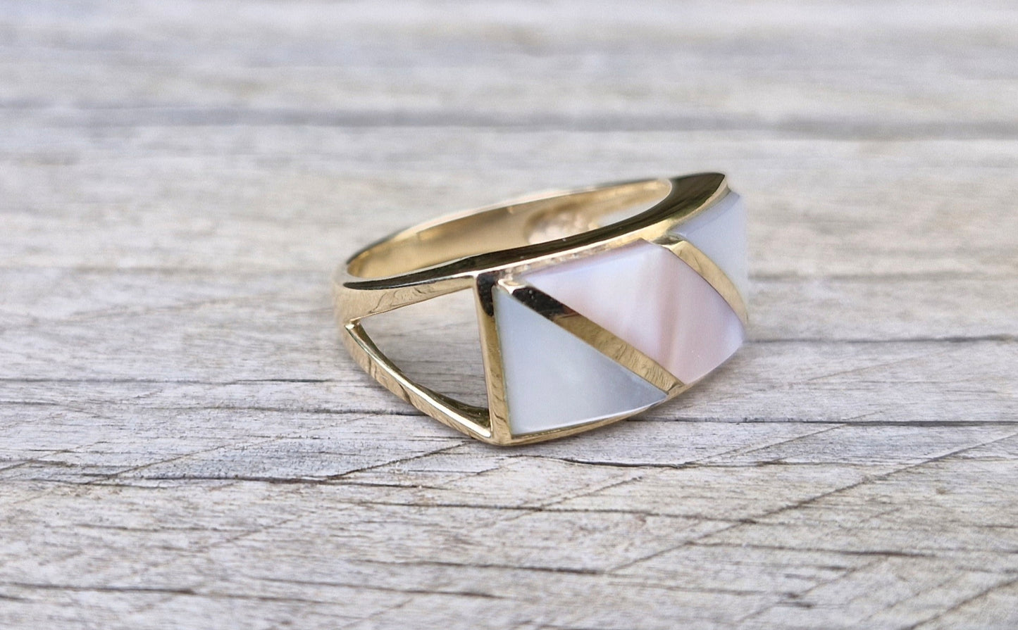 Modern 9ct Gold Ring, Mother of Pearl - Size P
