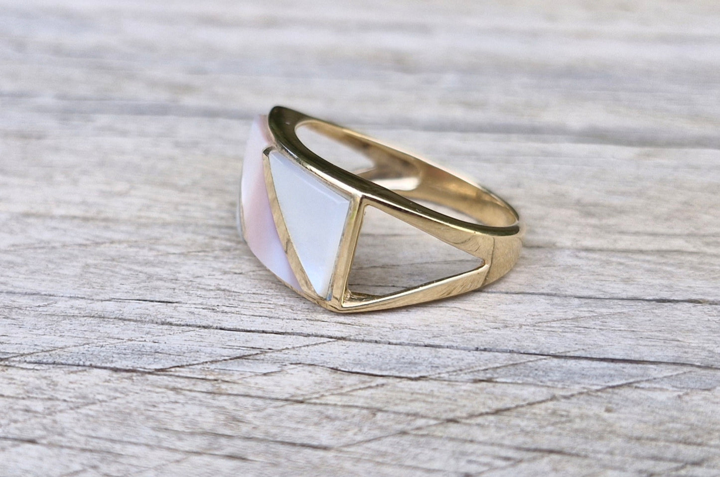 Modern 9ct Gold Ring, Mother of Pearl - Size P