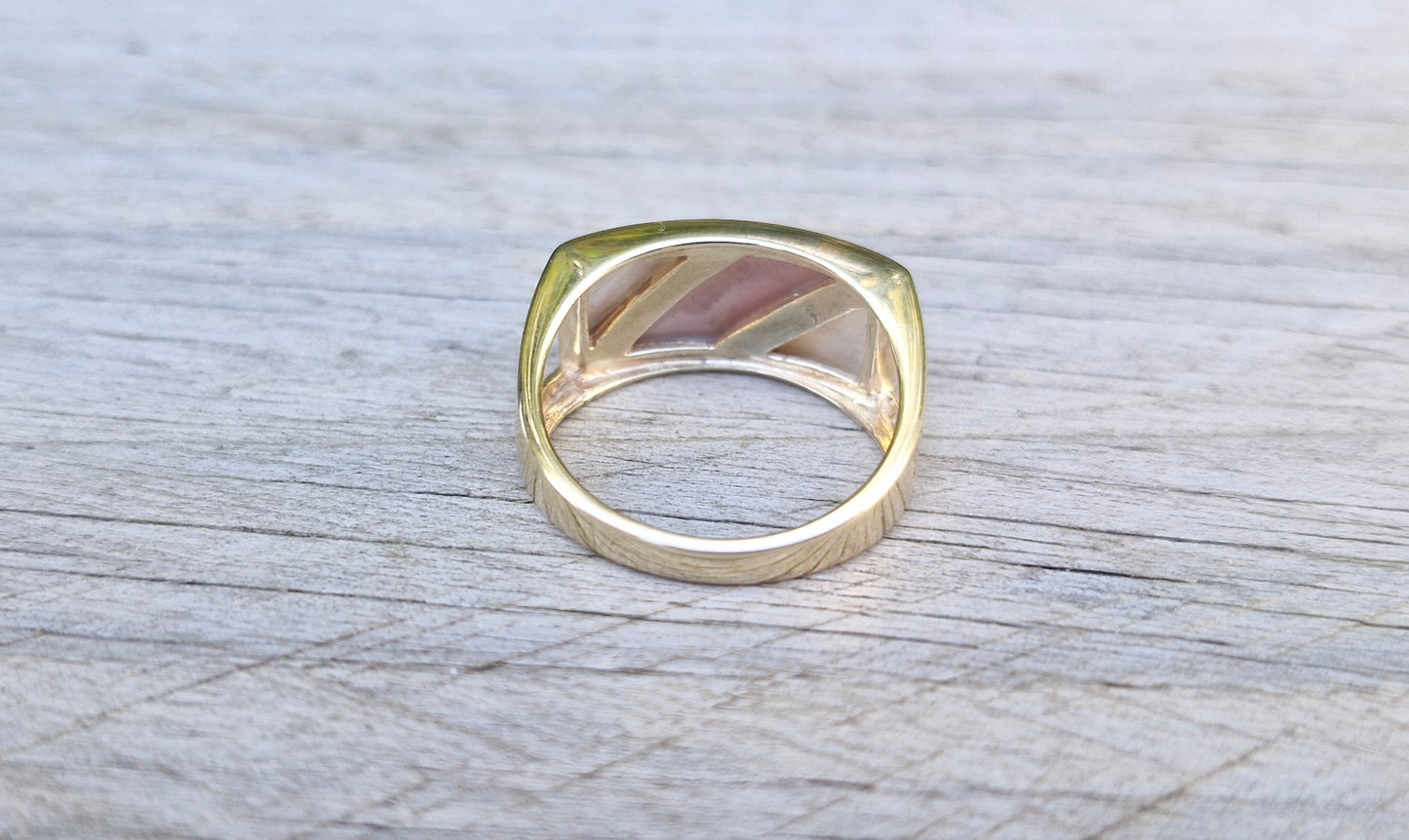 Modern 9ct Gold Ring, Mother of Pearl - Size P