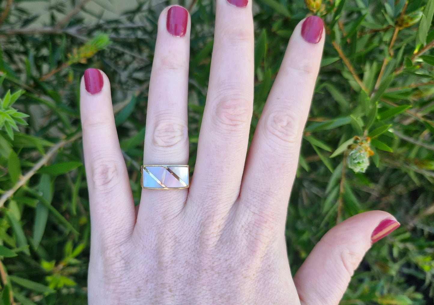 Modern 9ct Gold Ring, Mother of Pearl - Size P