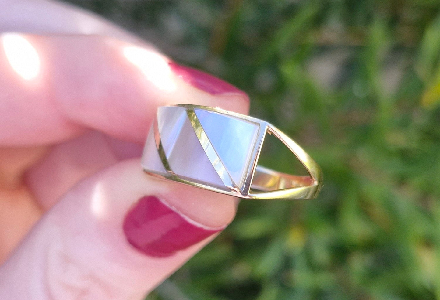 Modern 9ct Gold Ring, Mother of Pearl - Size P