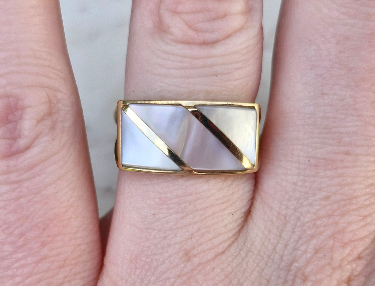 Modern 9ct Gold Ring, Mother of Pearl - Size P