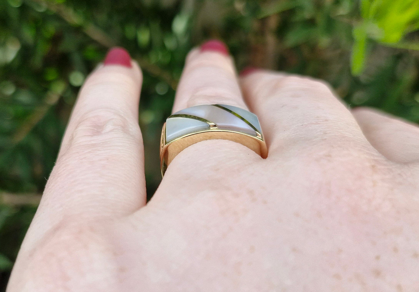 Modern 9ct Gold Ring, Mother of Pearl - Size P