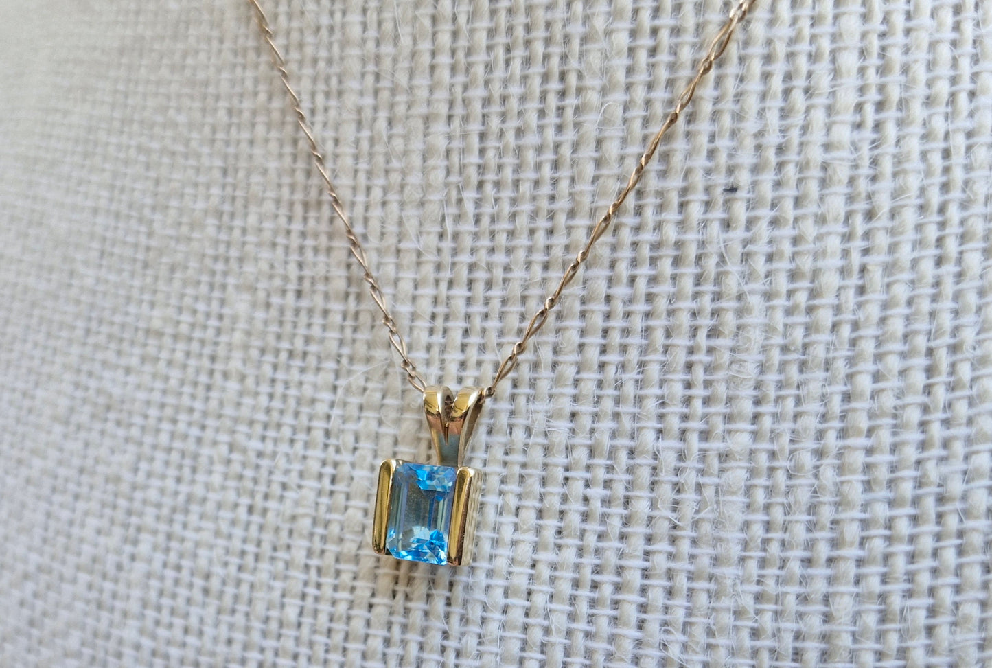 Sky Blue Topaz & 9ct Gold Pendant *Scrap Price*