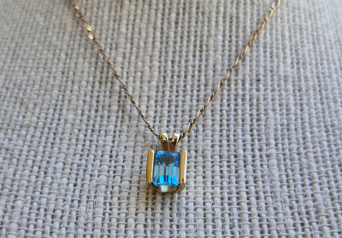 Sky Blue Topaz & 9ct Gold Pendant *Scrap Price*
