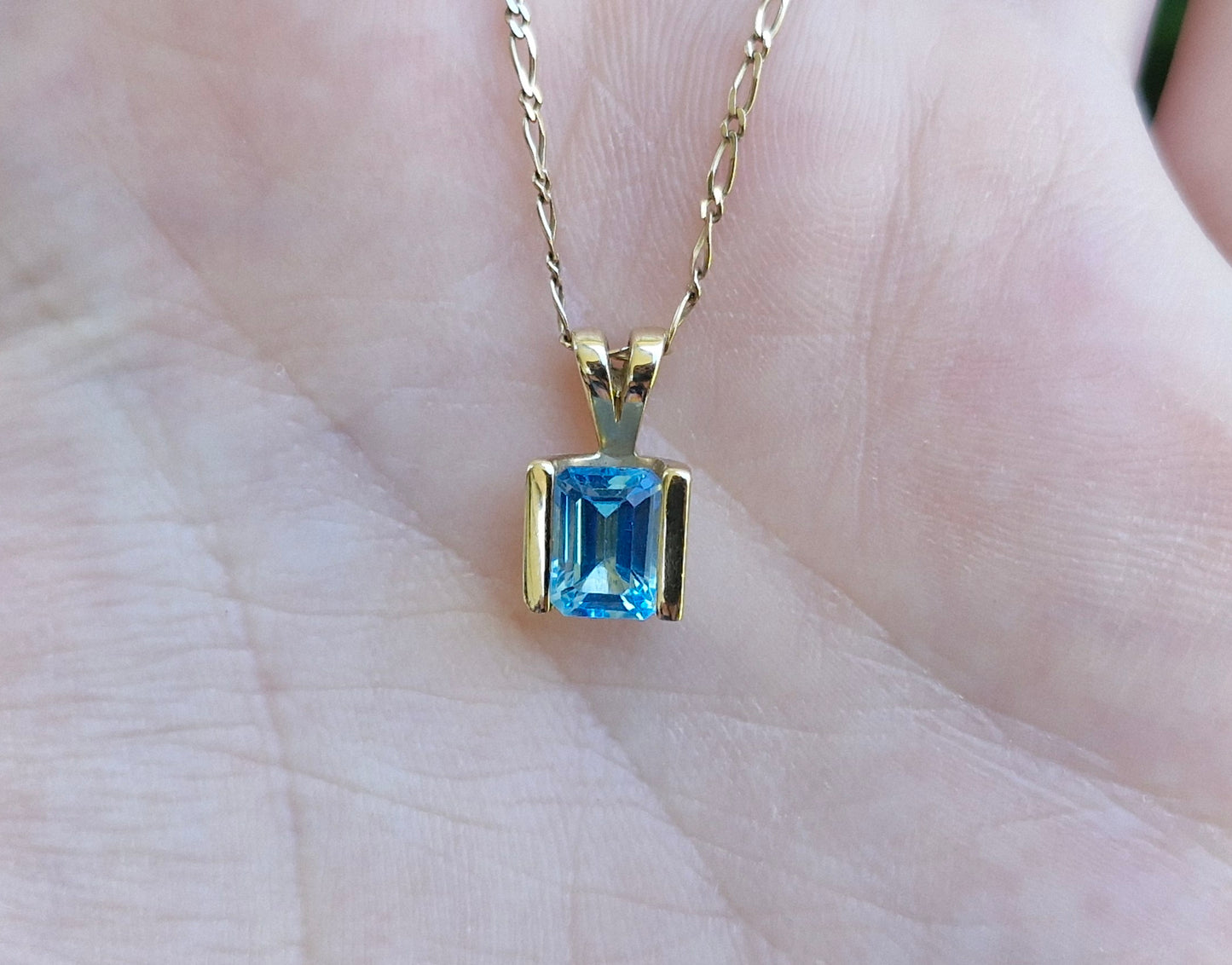Sky Blue Topaz & 9ct Gold Pendant *Scrap Price*