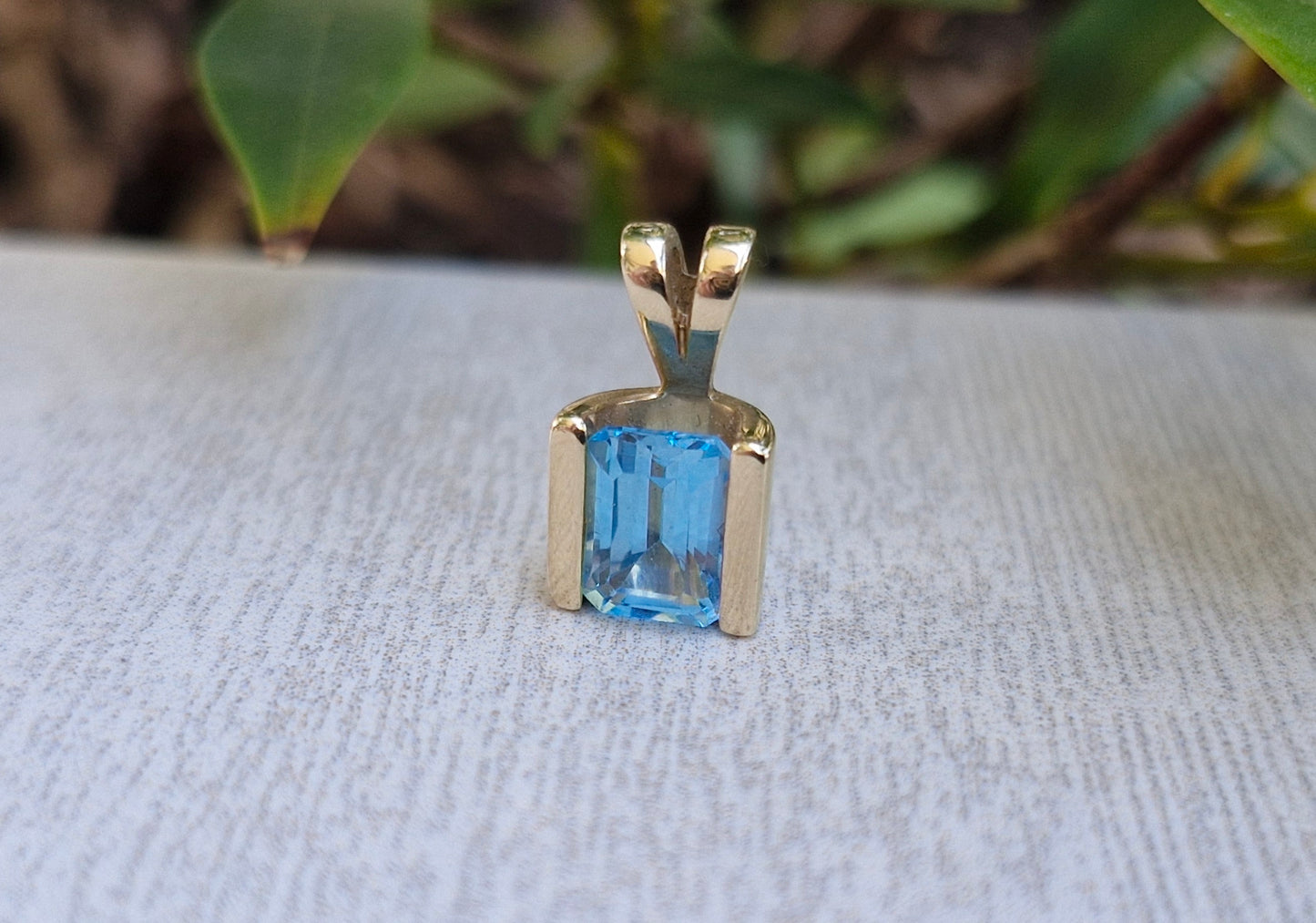 Sky Blue Topaz & 9ct Gold Pendant *Scrap Price*