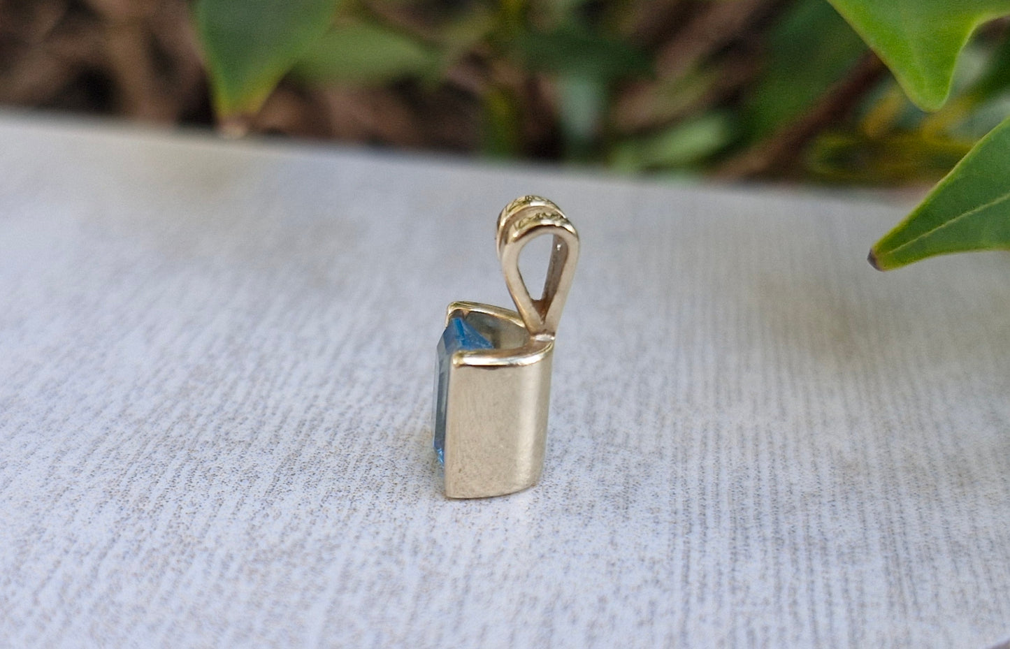 Sky Blue Topaz & 9ct Gold Pendant *Scrap Price*