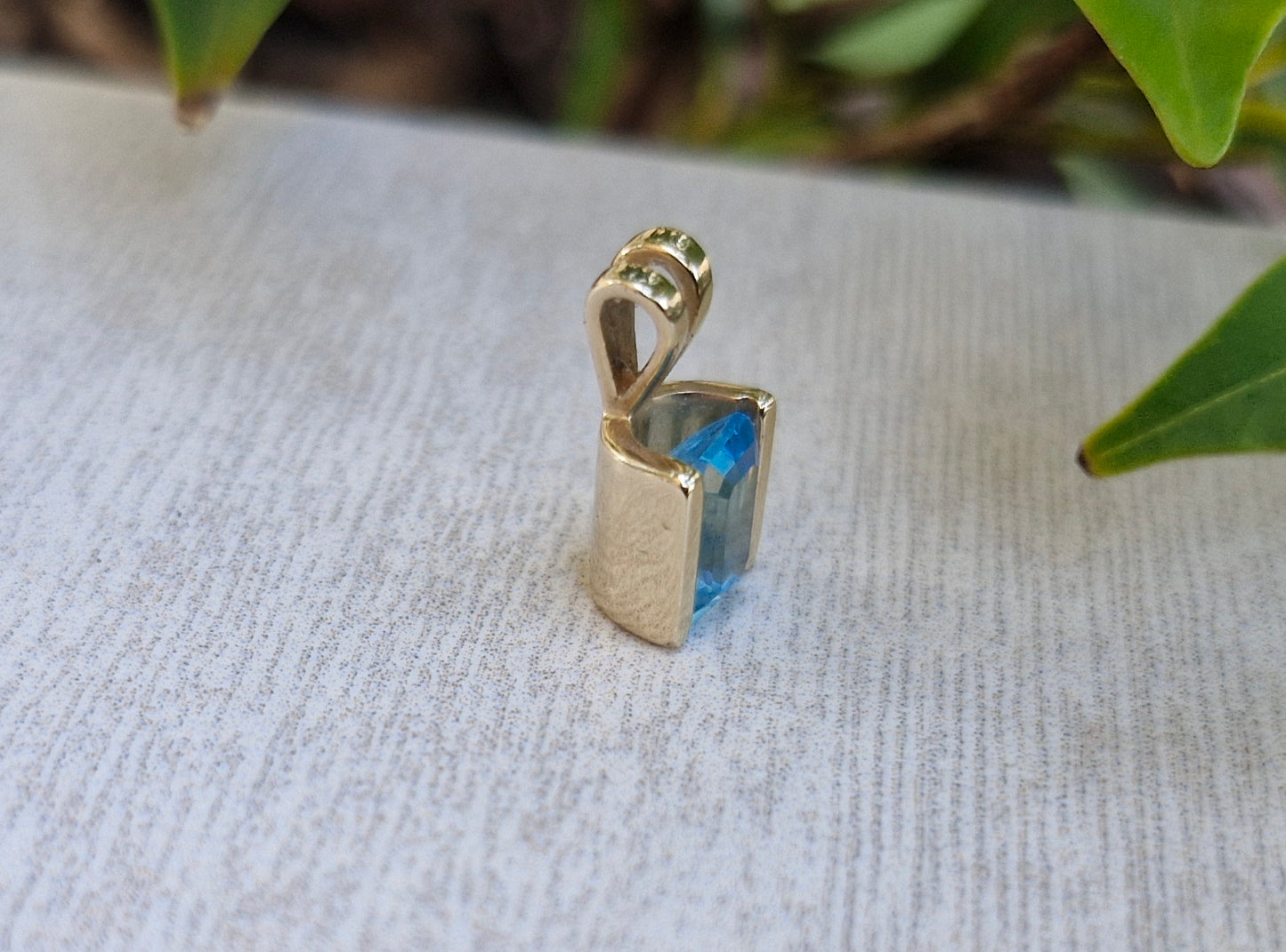 Sky Blue Topaz & 9ct Gold Pendant *Scrap Price*
