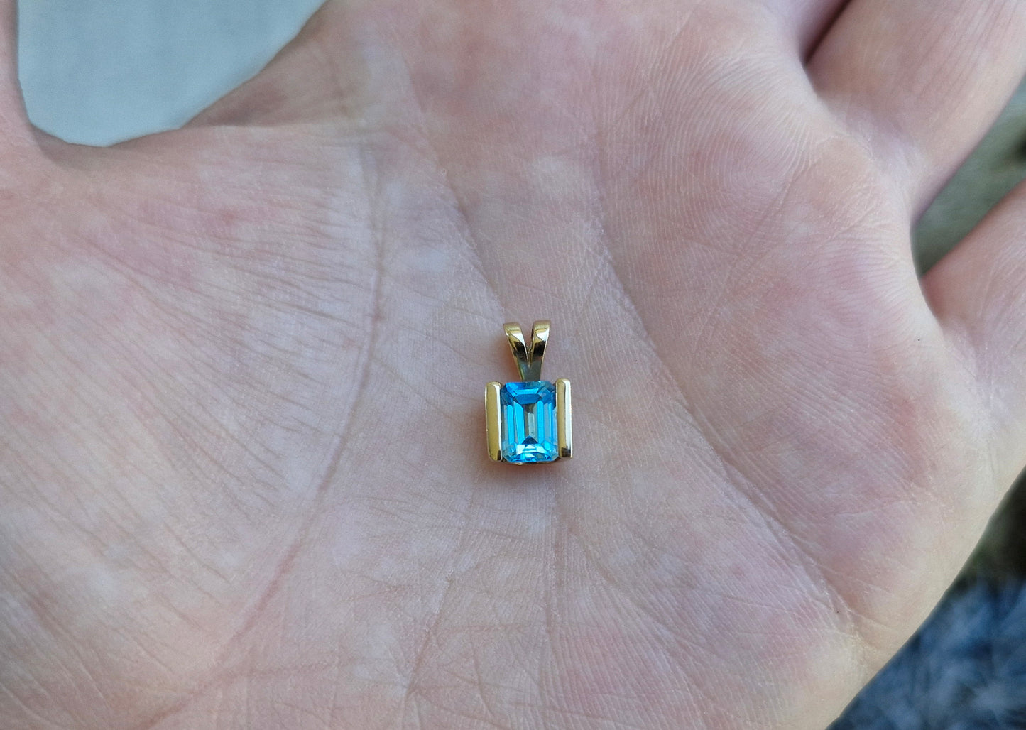 Sky Blue Topaz & 9ct Gold Pendant *Scrap Price*
