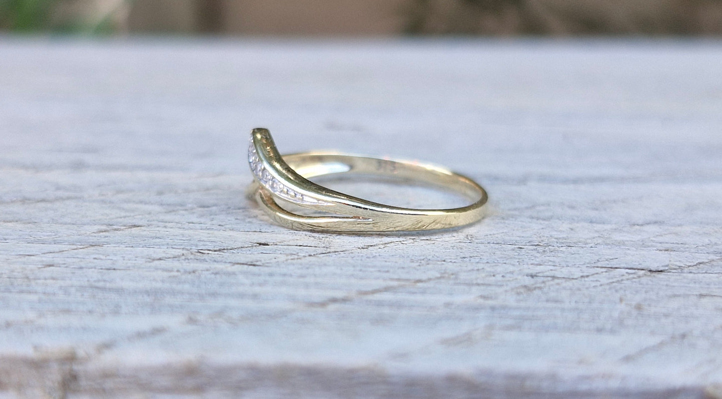 9ct Gold V Shaped Ring with Diamonds - Size O 1/2