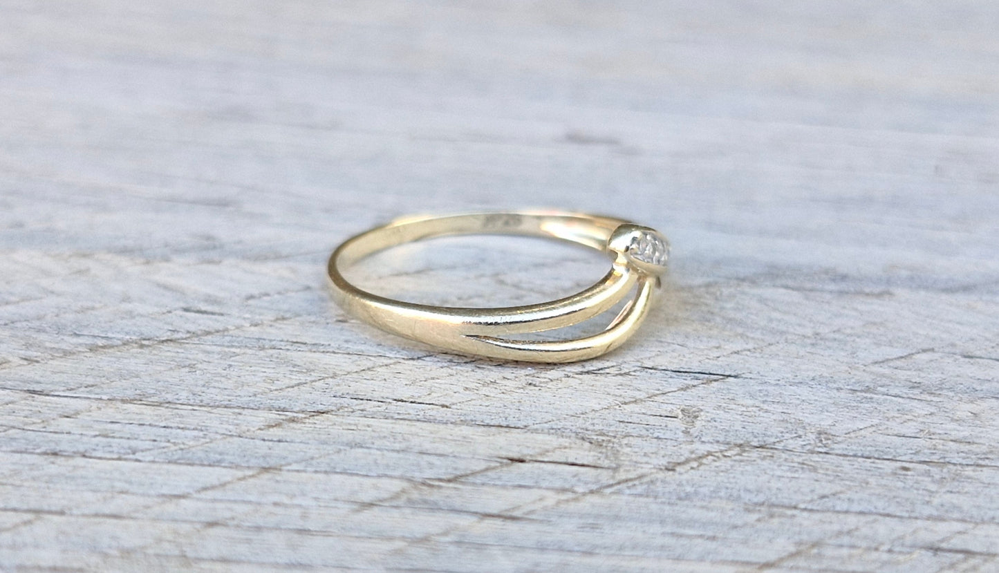 9ct Gold V Shaped Ring with Diamonds - Size O 1/2