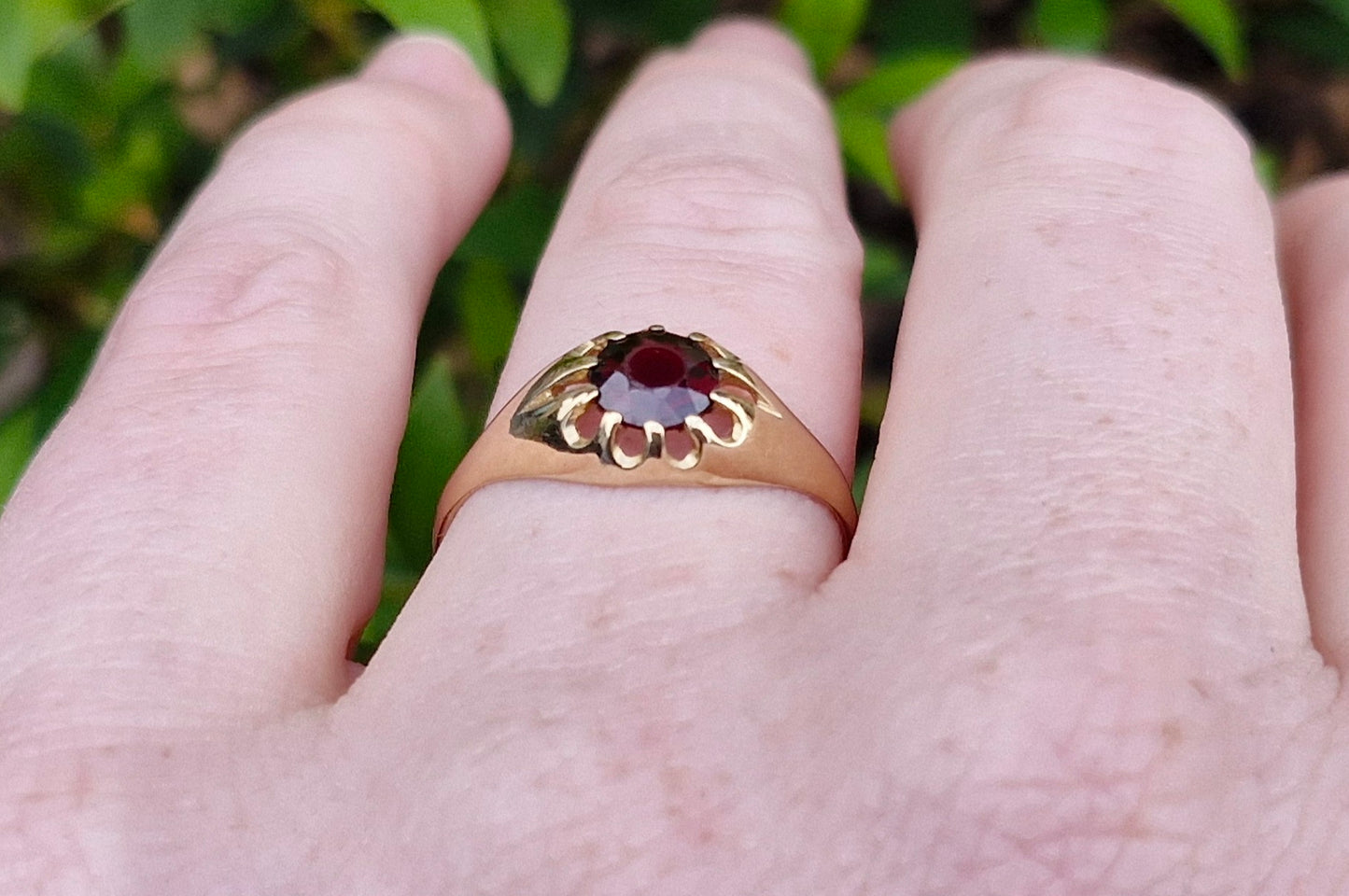 1989 9ct Gold Garnet Gypsy Ring
