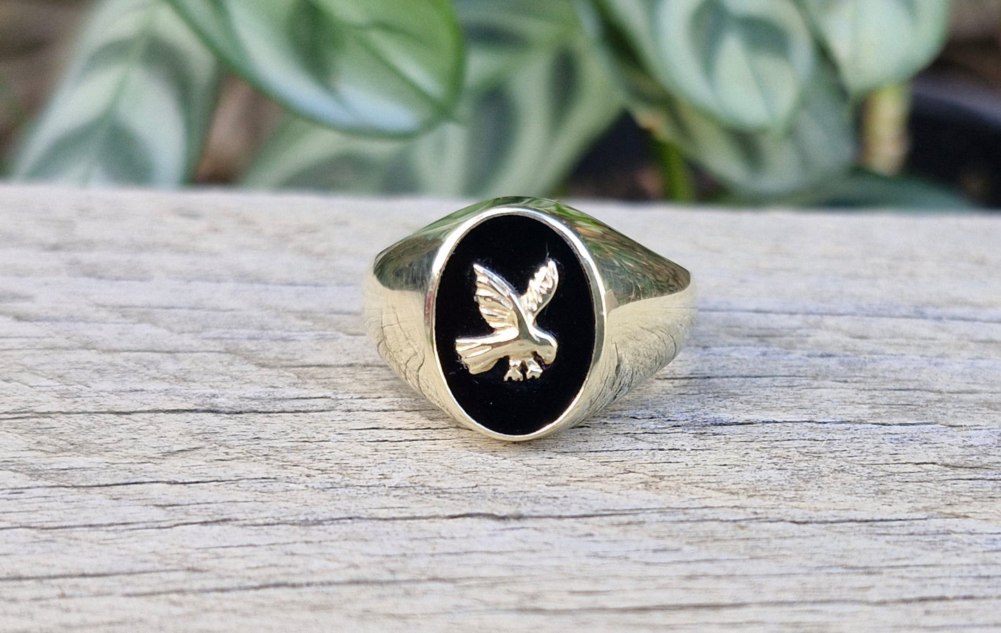 9ct Gold Eagle Ring Featuring an Onyx - Size W