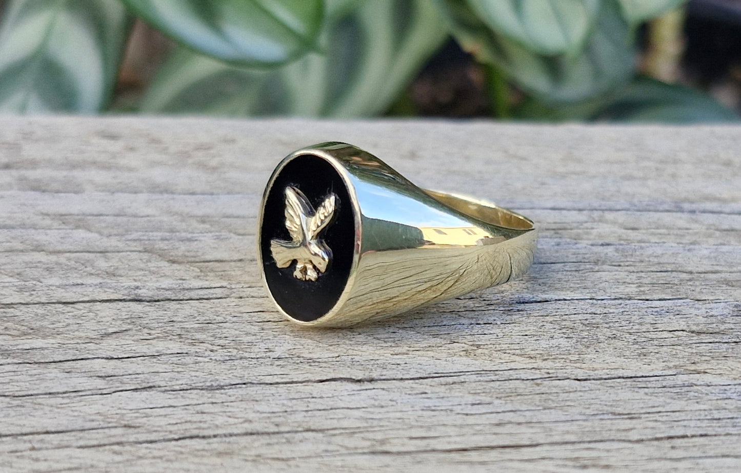 9ct Gold Eagle Ring Featuring an Onyx - Size W