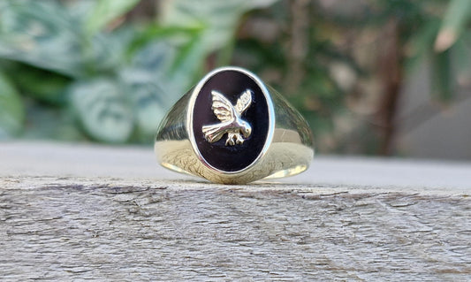 9ct Gold Eagle Ring Featuring an Onyx - Size W