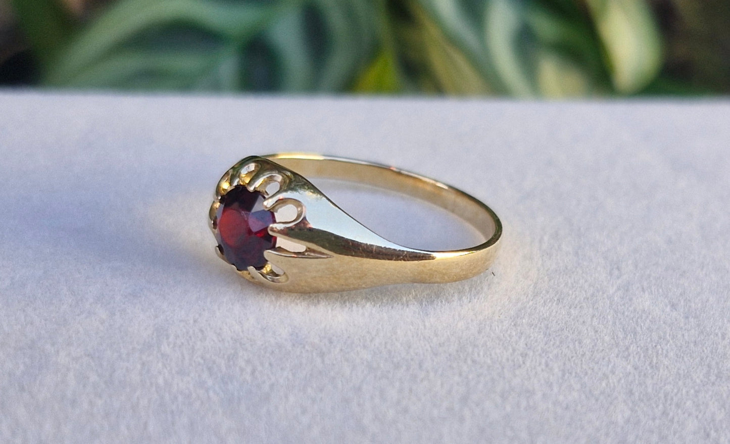 1989 9ct Gold Garnet Gypsy Ring