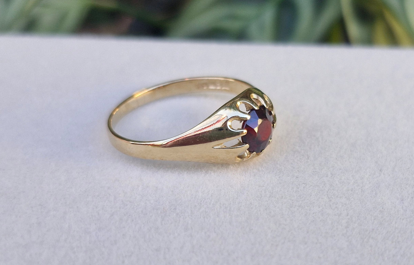 1989 9ct Gold Garnet Gypsy Ring