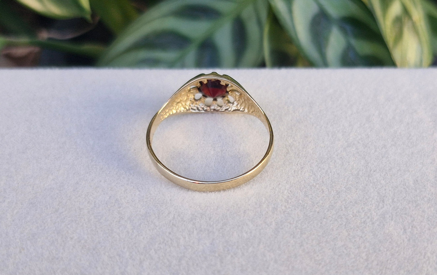 1989 9ct Gold Garnet Gypsy Ring