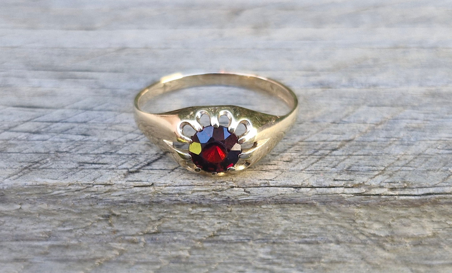 1989 9ct Gold Garnet Gypsy Ring