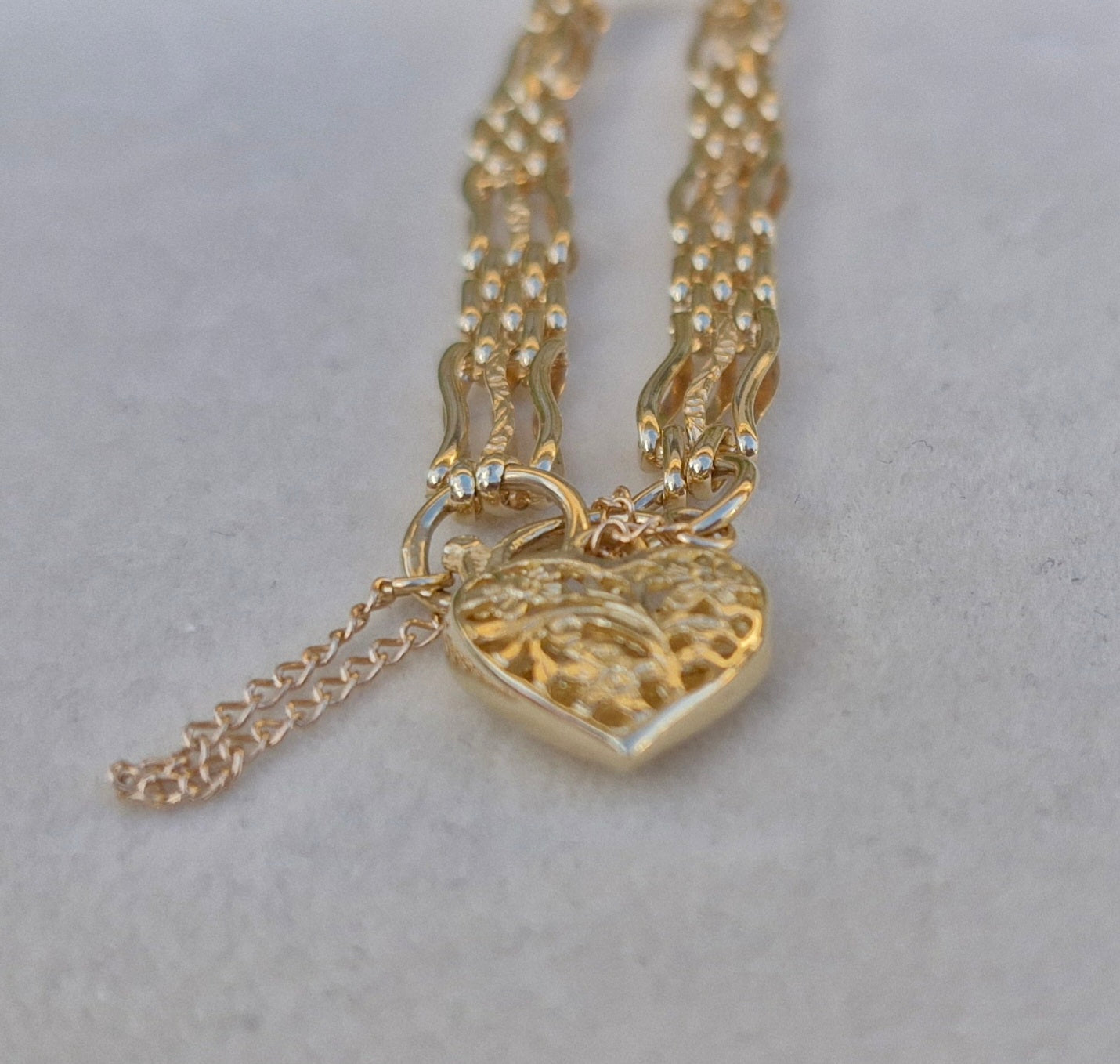 9ct Gold Heart Locket Gate Bracelet - 12.19g