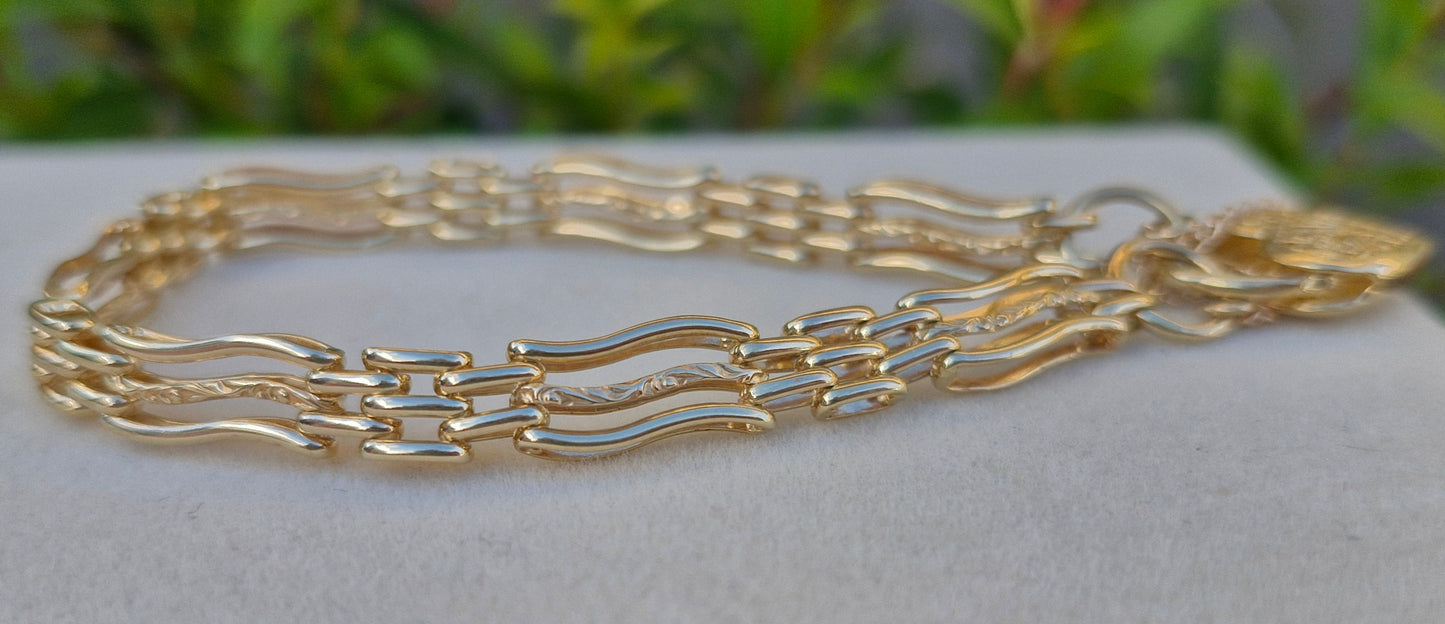 9ct Gold Heart Locket Gate Bracelet - 12.19g