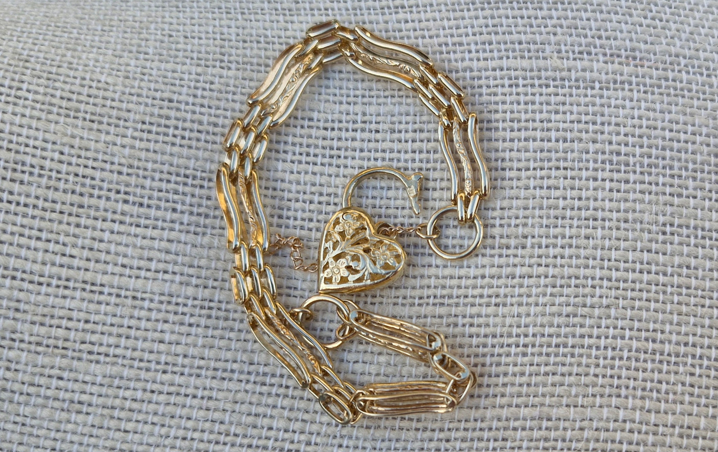 9ct Gold Heart Locket Gate Bracelet - 12.19g