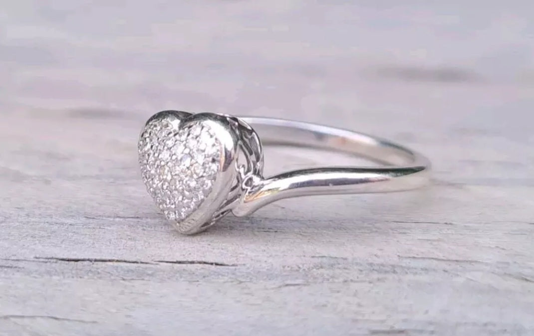 Modern 9ct White Gold Diamond Heart Ring - Size M 1/2 *Scrap Price*