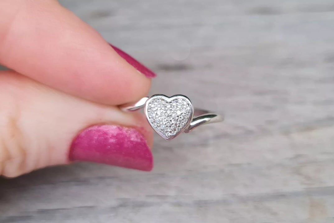 Modern 9ct White Gold Diamond Heart Ring - Size M 1/2 *Scrap Price*
