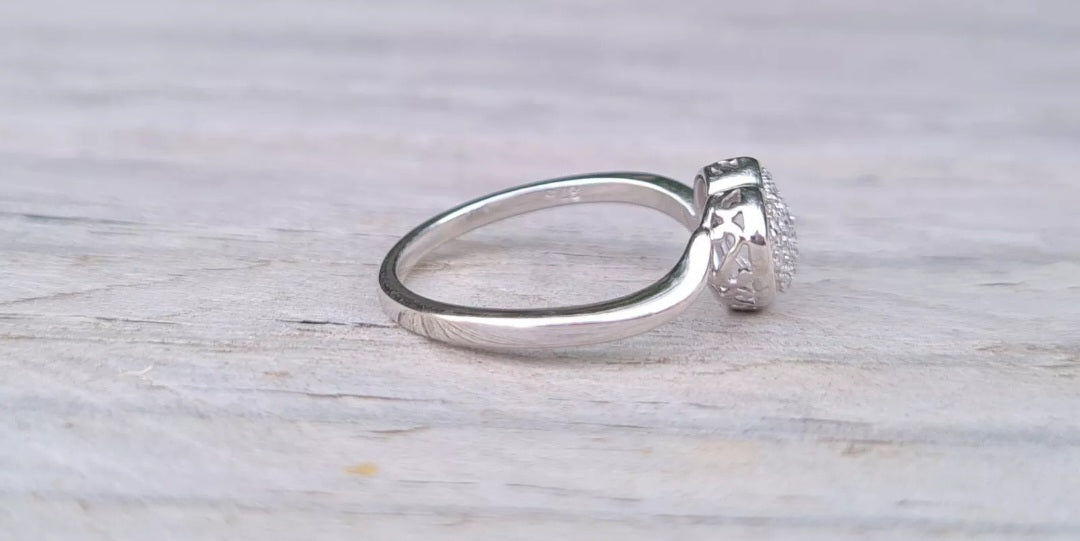 Modern 9ct White Gold Diamond Heart Ring - Size M 1/2 *Scrap Price*