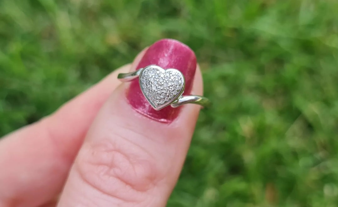 Modern 9ct White Gold Diamond Heart Ring - Size M 1/2 *Scrap Price*