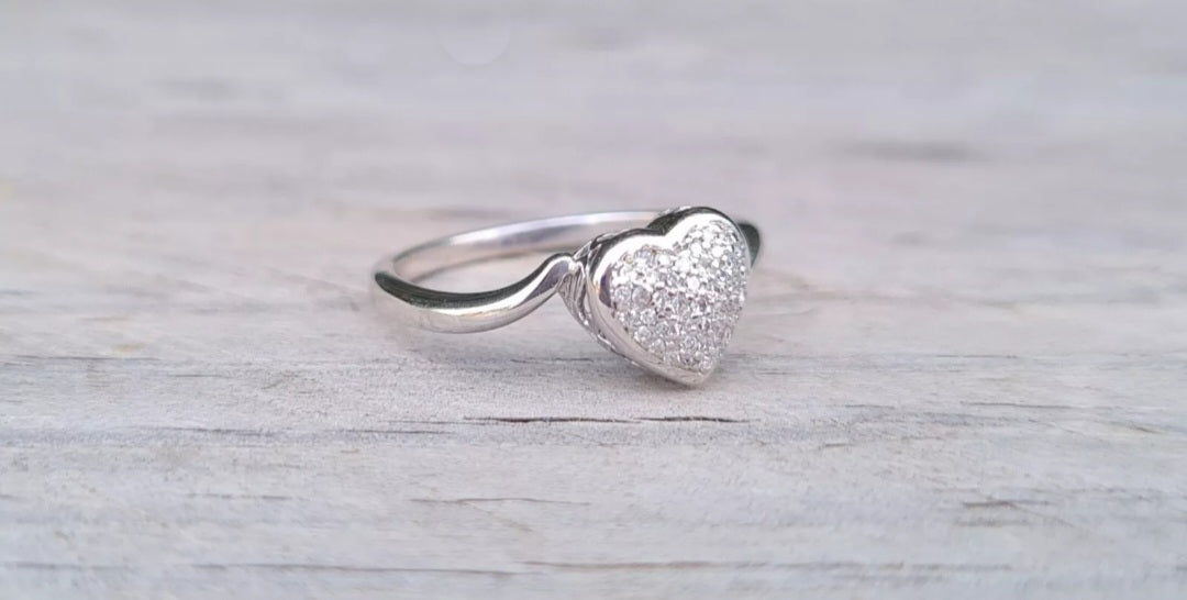 Modern 9ct White Gold Diamond Heart Ring - Size M 1/2 *Scrap Price*