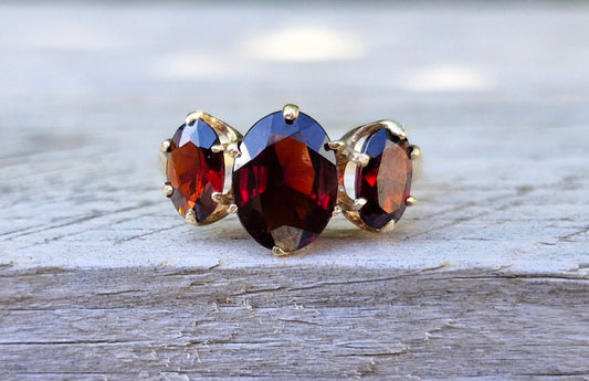 1970's Deep Wine Garnet Trilogy Ring, 9ct Yellow Gold - Size J