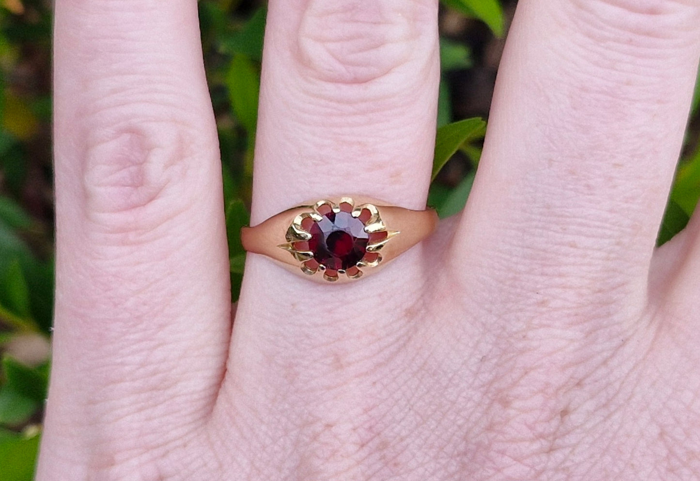 1989 9ct Gold Garnet Gypsy Ring