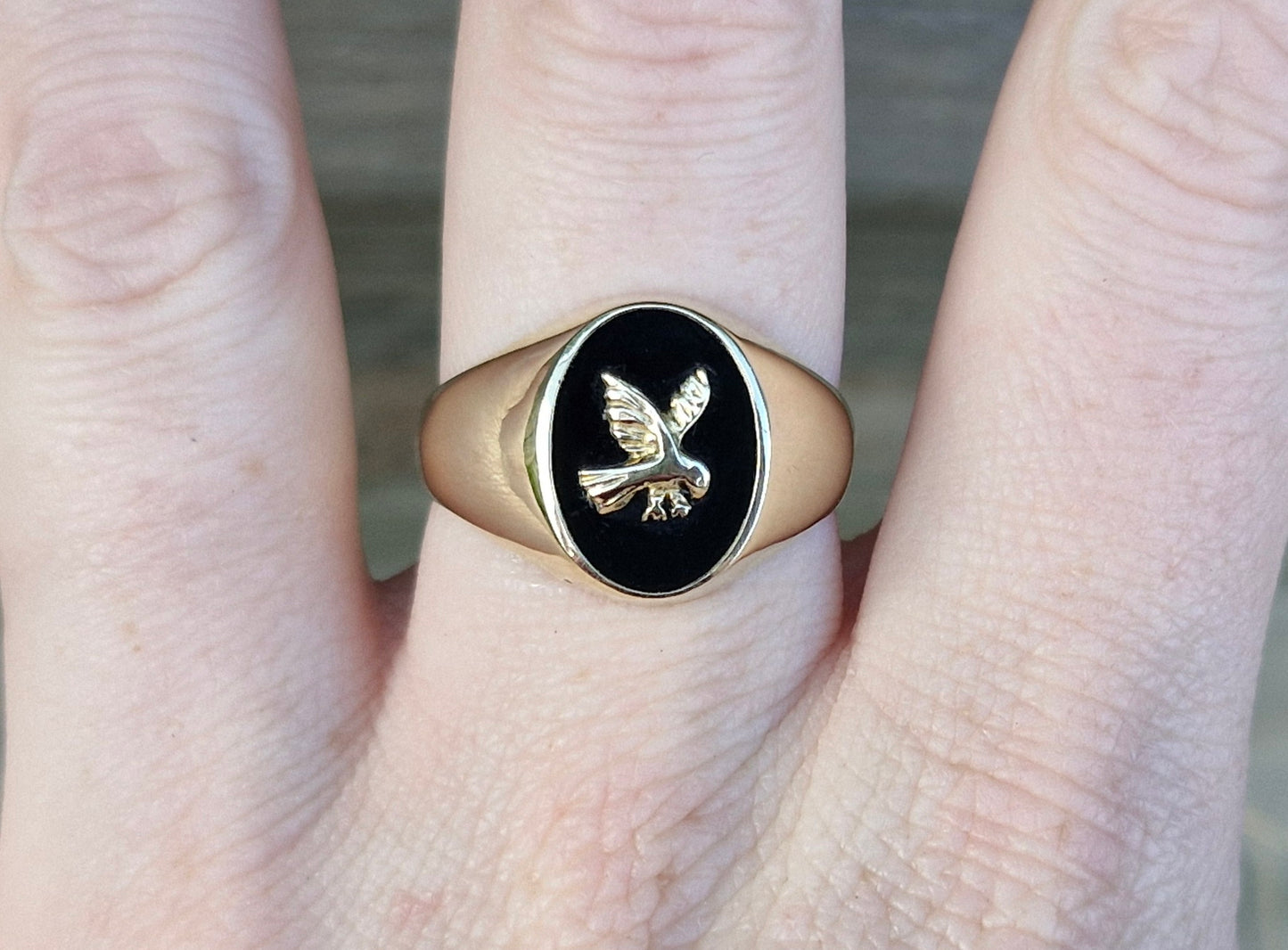 9ct Gold Eagle Ring Featuring an Onyx - Size W