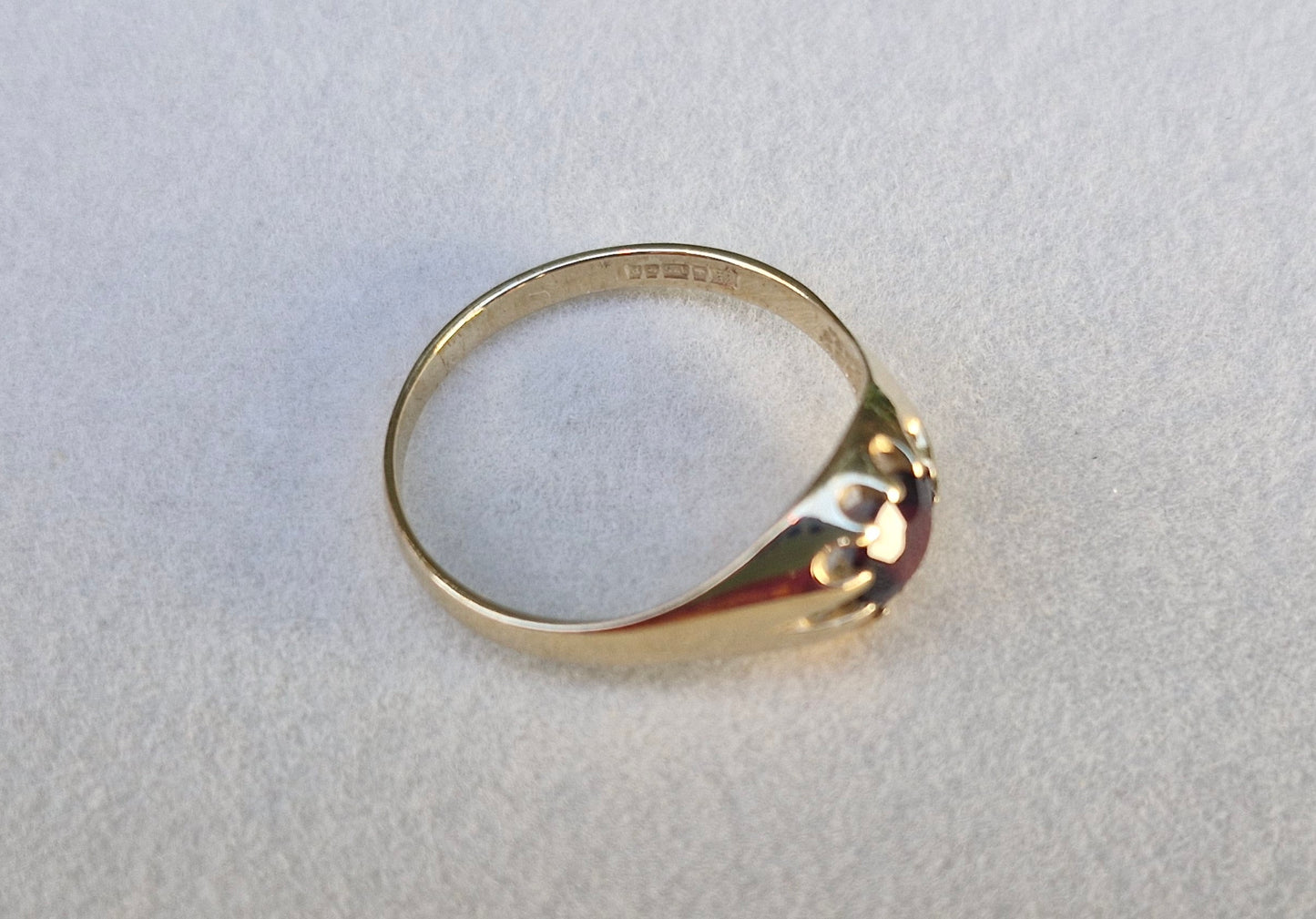 1989 9ct Gold Garnet Gypsy Ring