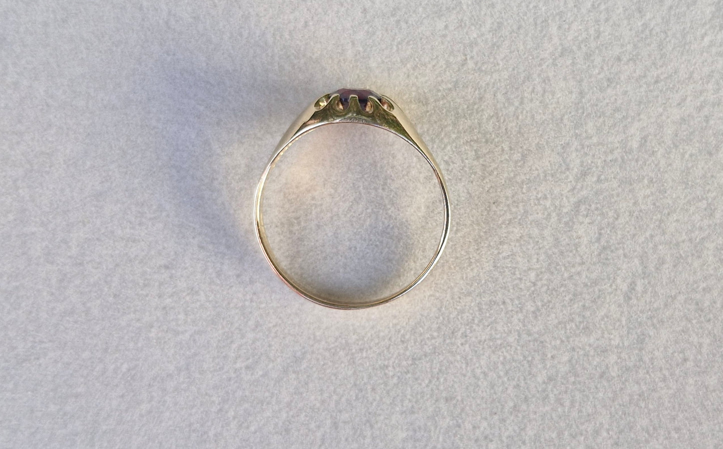 1989 9ct Gold Garnet Gypsy Ring