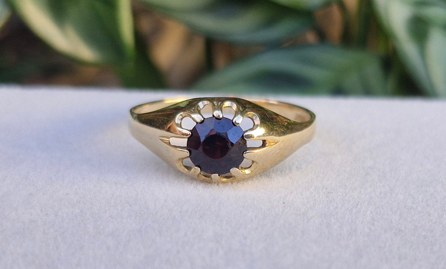 1989 9ct Gold Garnet Gypsy Ring