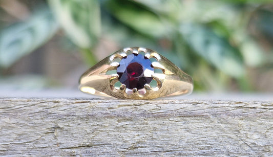 1989 9ct Gold Garnet Gypsy Ring