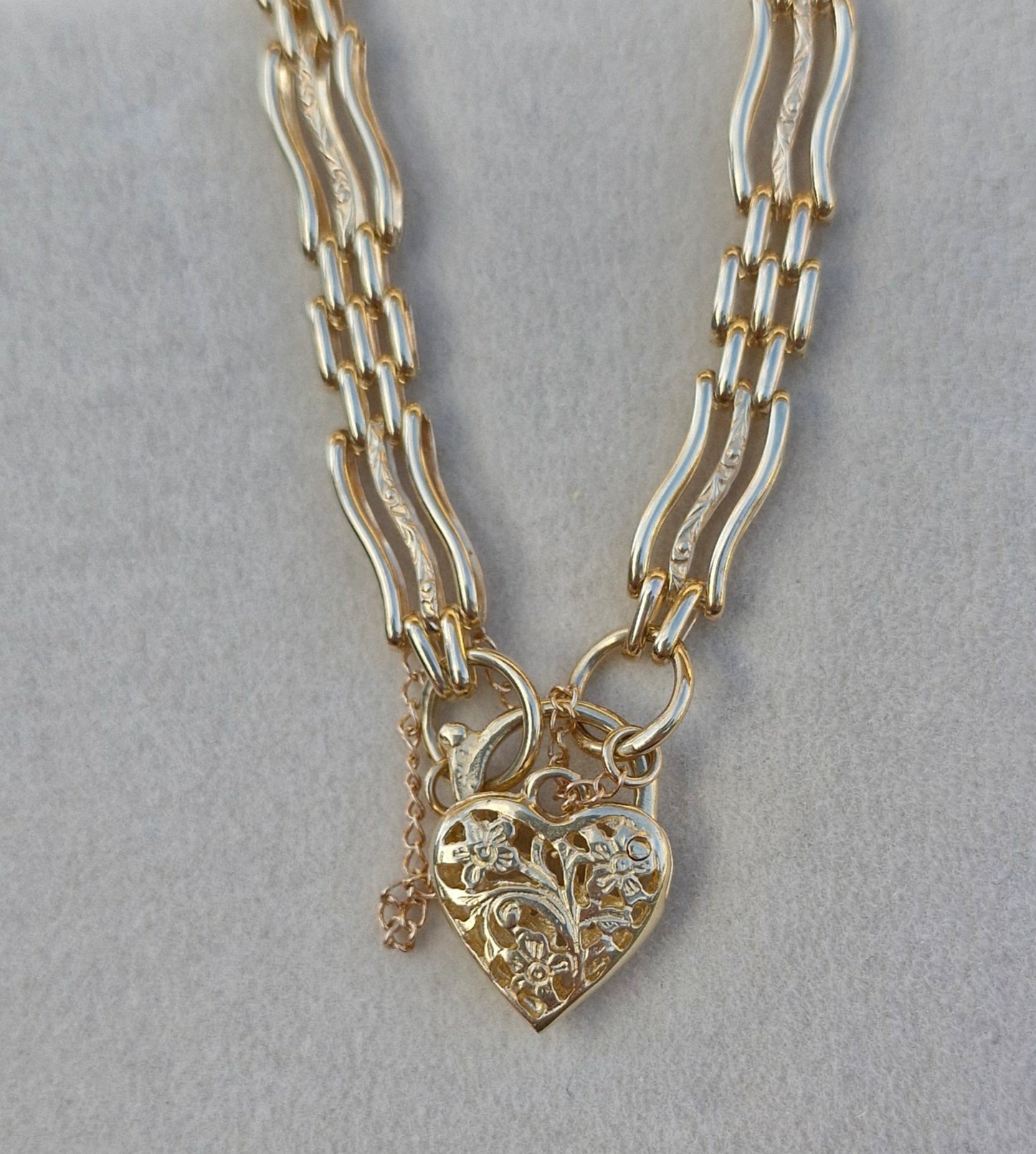 9ct Gold Heart Locket Gate Bracelet - 12.19g