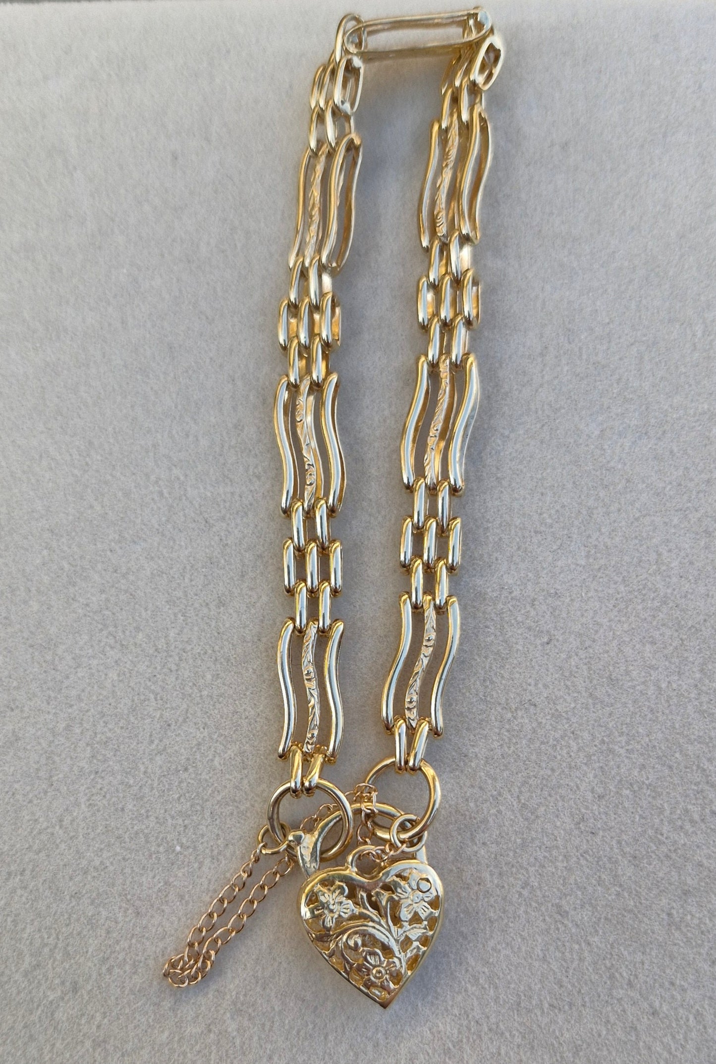 9ct Gold Heart Locket Gate Bracelet - 12.19g