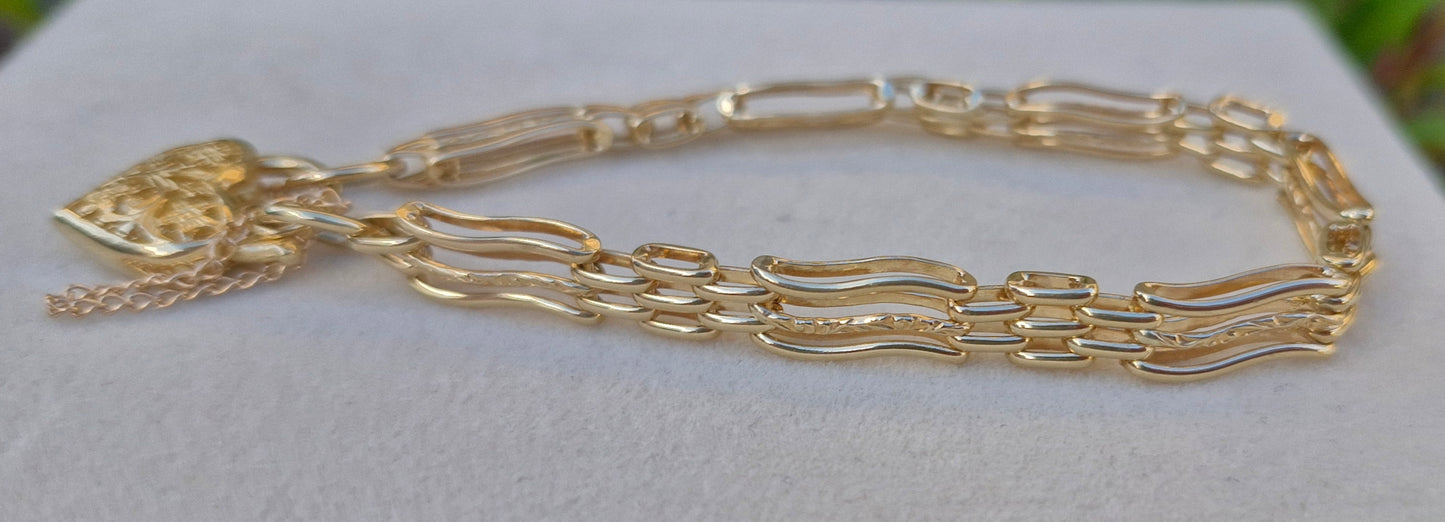 9ct Gold Heart Locket Gate Bracelet - 12.19g
