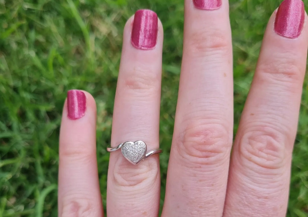 Modern 9ct White Gold Diamond Heart Ring - Size M 1/2 *Scrap Price*