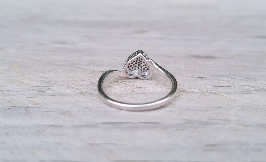 Modern 9ct White Gold Diamond Heart Ring - Size M 1/2 *Scrap Price*