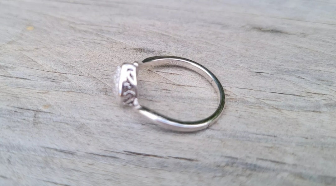 Modern 9ct White Gold Diamond Heart Ring - Size M 1/2 *Scrap Price*